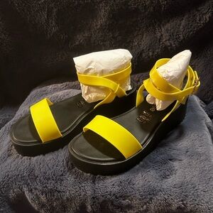 NWOT Petite Jolie Women's Yellow and Black Platform Venice Sandals size 7